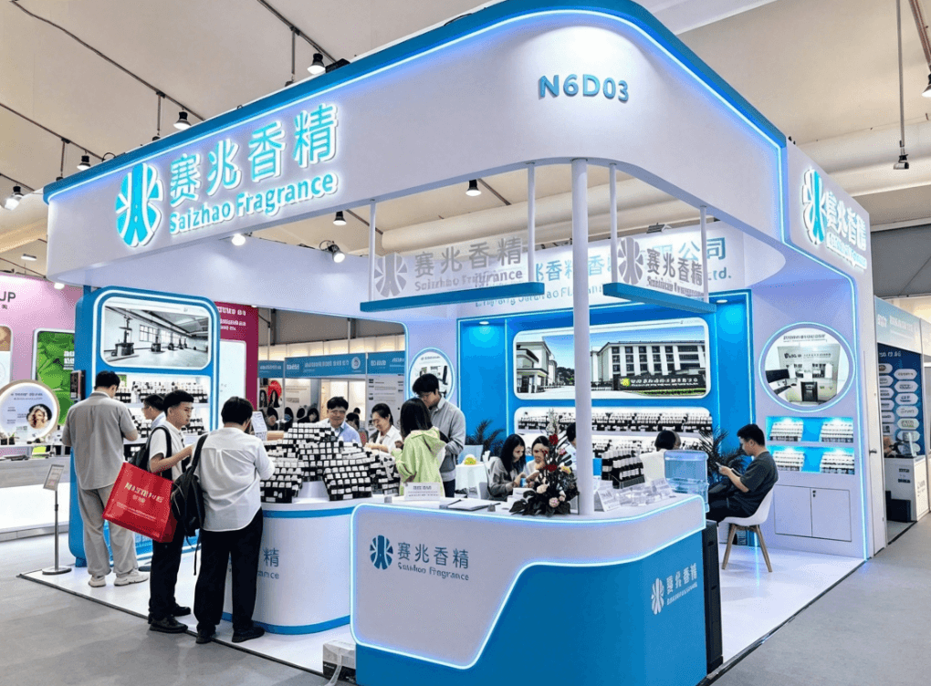 Sai Zhao team meeting visitors at a trade show