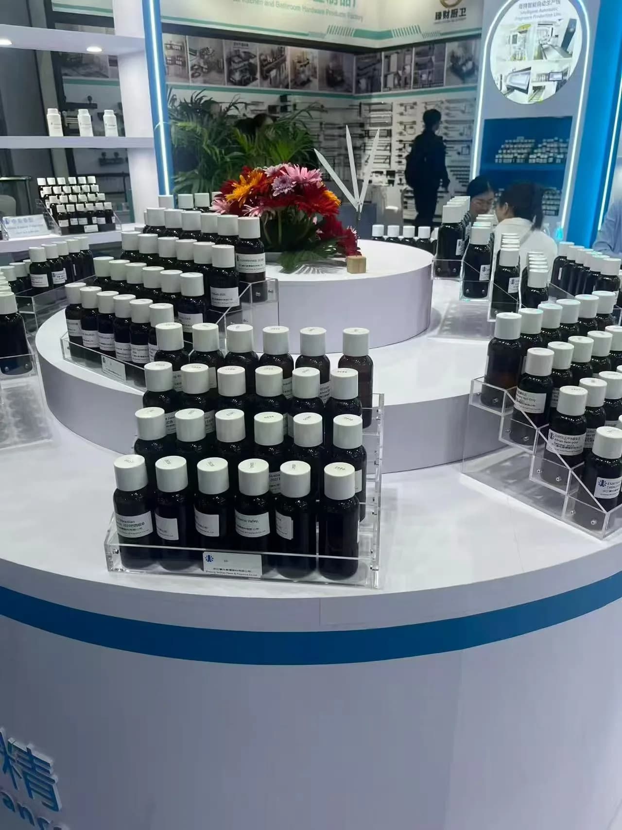 Rows of fragrance sample bottles arranged at the Sai Zhao stand